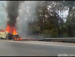 Sebuah Sedan Hangus Terbakar di Tol Cipularang Km 87