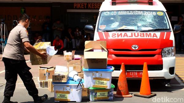 Penampakan Batu-Petasan yang Ditemukan di Ambulans