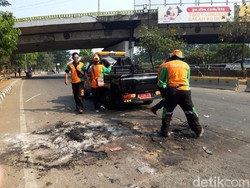 Dinas LH DKI Kerok Bekas Gosong di Jl Gatot Subroto Sisa Kericuhan