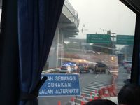 Tol Dalam Kota sempat ditutup karena petugas membersihkan sampah dan batu sisa demo ricuh di sekitar gedung DPR