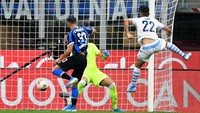 Inter membuka keunggulan pada menit ke-23. Cristiano Biraghi melepaskan umpan lambung ke kotak penalti yang diteruskan oleh Danilo DAmbrosio dengan sundulan. Istimewa/Marco Rosi/Getty Images.