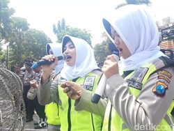 Lantunan Asmaul Husna dari Polwan Surabaya Sambut Para Demonstran