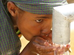 Sedih! Anak-anak di India Ini Naik Kereta Untuk Dapatkan Air Bersih