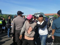 Puluhan Orang Diamankan Selama Aksi #SurabayaMenggugat di DPRD Jatim