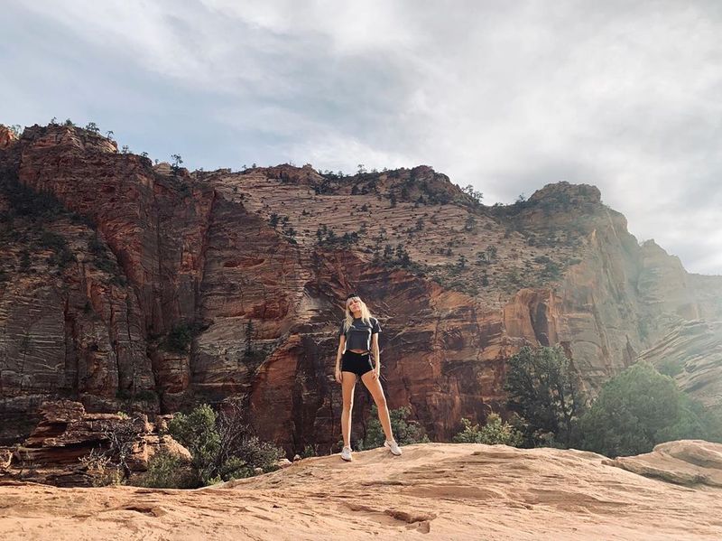 Angels Landing sendiri merupakan jalur trekking sepanjang 8 km dengan medan punggungan perbukitan berbatu dan lembah dengan titik paling tinggi 500 mdpl. Butuh waktu 4-5 jam untuk mendaki jarak itu. (Foto: Instagram @mileycyrus)
