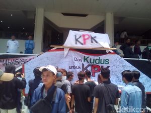 Bubarkan Diri, Massa Tinggalkan Keranda KPK di DPRD Kudus