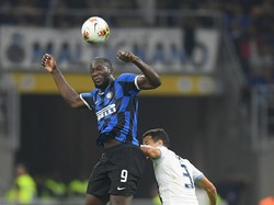 Inter balik mengancam Lazio. Romelu Lukaku melihat peluang untuk melepaskan tembakan dari luar kotak penalti. Tendangan keras dilepaskan striker Belgia itu, tapi bola masih menyamping dari gawang Lazio. Istimewa/Daniele Mascolo/Reuters.