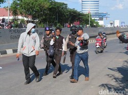 Pelajar Demo di DPRD Sulsel Diamankan, Ada yang Bawa Ketapel Busur