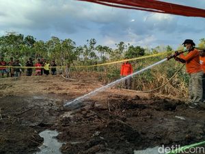 Empat Tangki Air Padamkan Api yang Keluar dari Tanah di Ponorogo