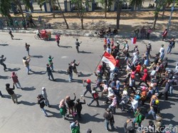 Lagi, Pengunjuk Rasa dan Polisi Bentrok di Makassar