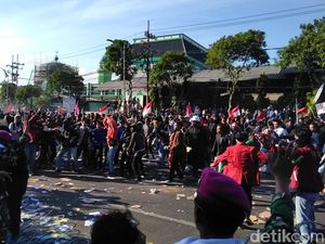 #SurabayaMenggugat Memanas, Massa Lempar Batu dan Botol Minta Sidang Rakyat