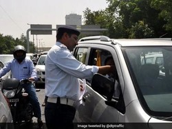 Aneh! Tak Mau Ditilang Malah Rebahan di Jalan