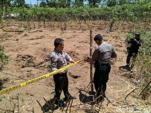 Polisi Pasang Police Line di Lahan yang Tanahnya Keluarkan Api