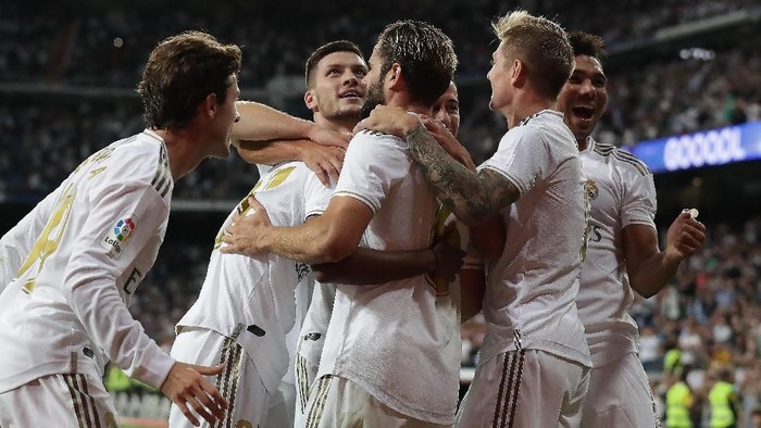 MADRID, SPAIN - SEPTEMBER 25: (From L to R) Alvaro Odriozola, Rodrygo Goes, Luka Jovic, Nacho Fernandez, Lucas Vazquez, Toni Kroos and Carlos Casemiro of Real Madrid CF celebrate their teamÂ´ second goal during the Liga match between Real Madrid CF and CA Osasuna at Estadio Santiago Bernabeu on September 25, 2019 in Madrid, Spain. (Photo by Gonzalo Arroyo Moreno/Getty Images)