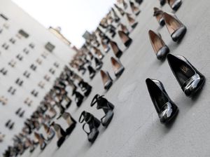 Ngeri! 440 Pasang Sepatu Hak Tinggi Perempuan yang Terbunuh Jadi Karya Seni