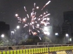 Massa di Slipi Mundur, Kembang Api Ditembakkan ke Polisi dari Pejompongan