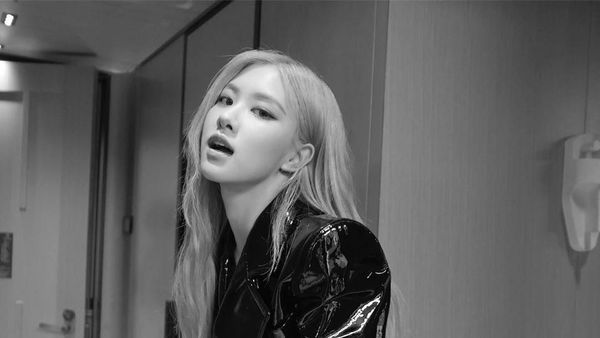 Gaya Keren Rose Blackpink yang Curi Atensi di Fashion Show Saint Laurent