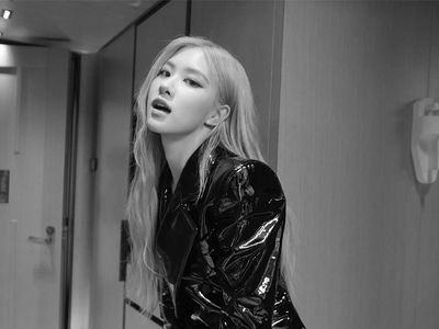 Gaya Keren Rose Blackpink yang Curi Atensi di Fashion Show Saint Laurent