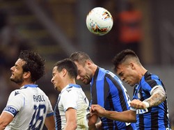 Di menit-menit akhir pertandingan, Inter nyaris menambah gol. Kesalahan Felipe membuat Lautaro Martinez merebut bola di kotak penalti Inter. Istimewa/Daniele Mascolo/Reuters.