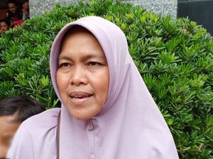 Cerita Dedeh Tidur di Masjid demi Cari Anaknya yang Ikut Demo DPR