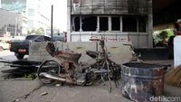 Sisa-sisa Demo Rusuh di Slipi: Pos Polisi dan Motor Hangus Terbakar