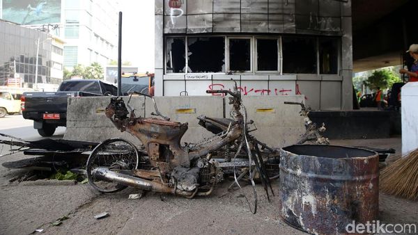 Sisa-sisa Demo Rusuh di Slipi: Pos Polisi dan Motor Hangus Terbakar