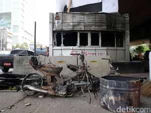 Sisa-sisa Demo Rusuh di Slipi: Pos Polisi dan Motor Hangus Terbakar Sisa-sisa Demo Rusuh di Slipi: Pos Polisi dan Motor Hangus Terbakar