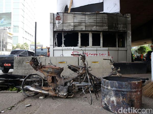 Sisa-sisa Demo Rusuh di Slipi: Pos Polisi dan Motor Hangus Terbakar