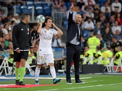 Zinedine Zidane memberikan pengarahan kepada para pemain Real Madrid. Reuters/Juan Medina.