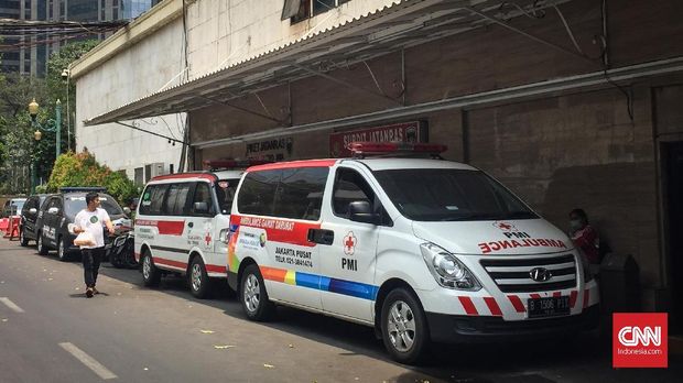 Hyundai H-1 Starex Mover parkir di posisi depan.