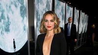 Foto: Gaya Seksi Natalie Portman di Premier Film Lucy in the Sky