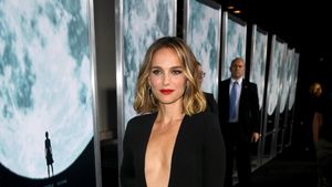 Foto: Gaya Seksi Natalie Portman di Premier Film Lucy in the Sky