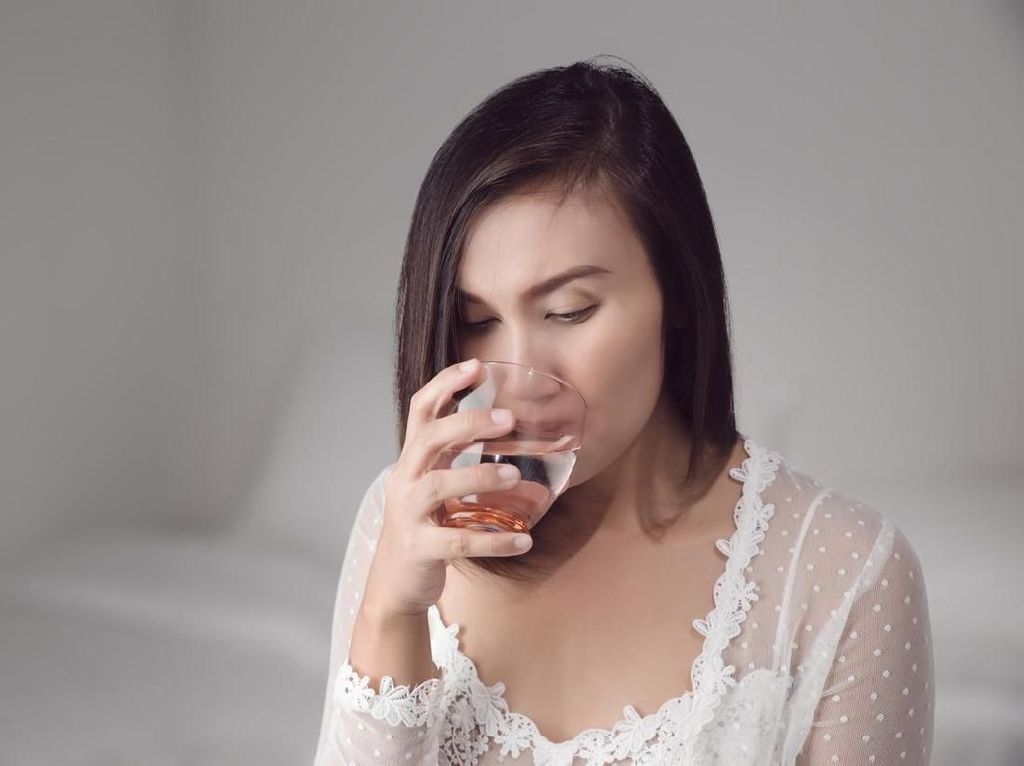 5 Manfaat Minum Air Putih Setelah Bangun Tidur yang Perlu Kamu Tahu 5 Manfaat Minum Air Putih Setelah Bangun Tidur yang Perlu Kamu Tahu