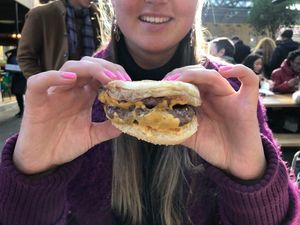 Ternyata Begini Posisi Jari yang Benar untuk Pegang Burger Ternyata Begini Posisi Jari yang Benar untuk Pegang Burger