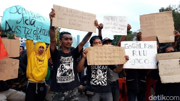 Ilustrasi demo rusuh dan dampak pada anak