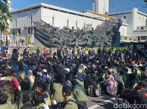 Demo Mahasiswa di DPRD Jatim Terpecah di Dua Lokasi