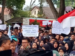 Gema Suara Aspirasi di depan Gedung DPRD Wonosobo