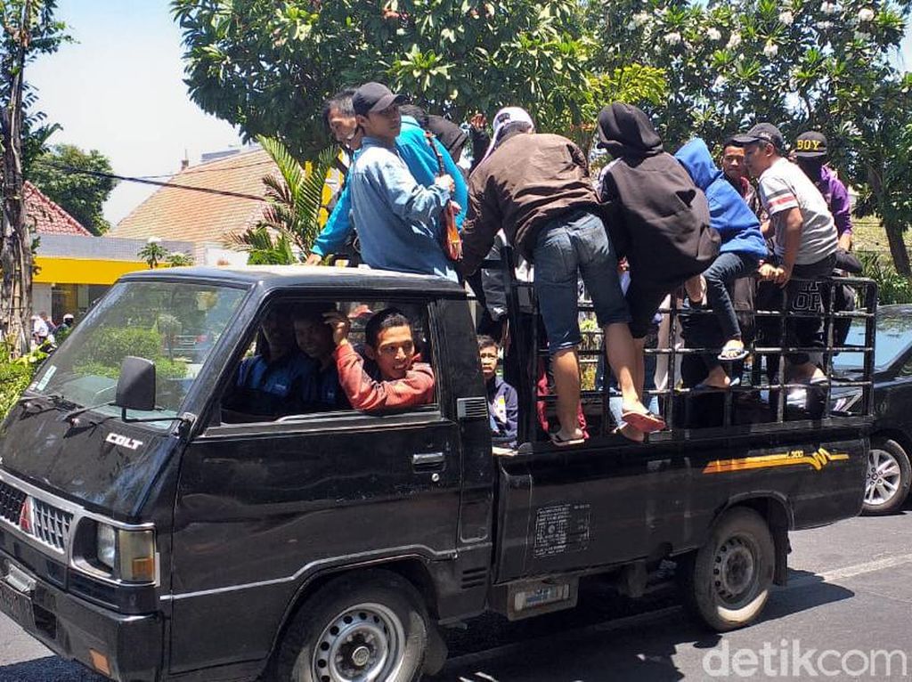 Ratusan Pelajar di Tiga Kota Bergerak Ikut Aksi Demo di DPRD Jatim Ratusan Pelajar di Tiga Kota Bergerak Ikut Aksi Demo di DPRD Jatim