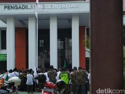 500 Anggota Jemaah NU Geruduk PN Blitar Dukung Pembacaan Eksepsi Tokohnya
