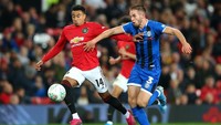 Pada menit ke-43, umpan silang Aaron Wan-Bissaka berhasil disambut Jesse Lingard, namun bola sundulannya masih membentur mistar gawang. Istimewa/Alex Livesey/Getty Images.
