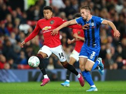Pada menit ke-43, umpan silang Aaron Wan-Bissaka berhasil disambut Jesse Lingard, namun bola sundulannya masih membentur mistar gawang. Istimewa/Alex Livesey/Getty Images.