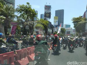 Ribuan Mahasiswa Surabaya Bergerak, Arus Lalu Lintas Merambat