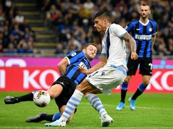 Correa kembali menebar ancaman untuk gawang Inter. Namun, ketika tinggal berhadapan dengan Handanovic, Correa tak mampu mengarahkan sepakannya ke gawang. Istimewa/Marco Rosi/Getty Images.