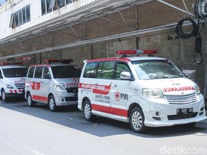 Polisi Tegaskan Ambulans di Demo Tak Bawa Batu dan Bensin Polisi Tegaskan Ambulans di Demo Tak Bawa Batu dan Bensin
