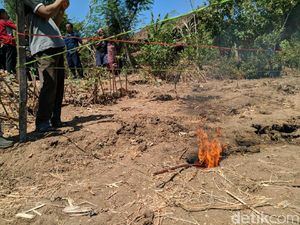 Ada 19 Titik Rekahan Tanah di Ponorogo yang Keluarkan Api