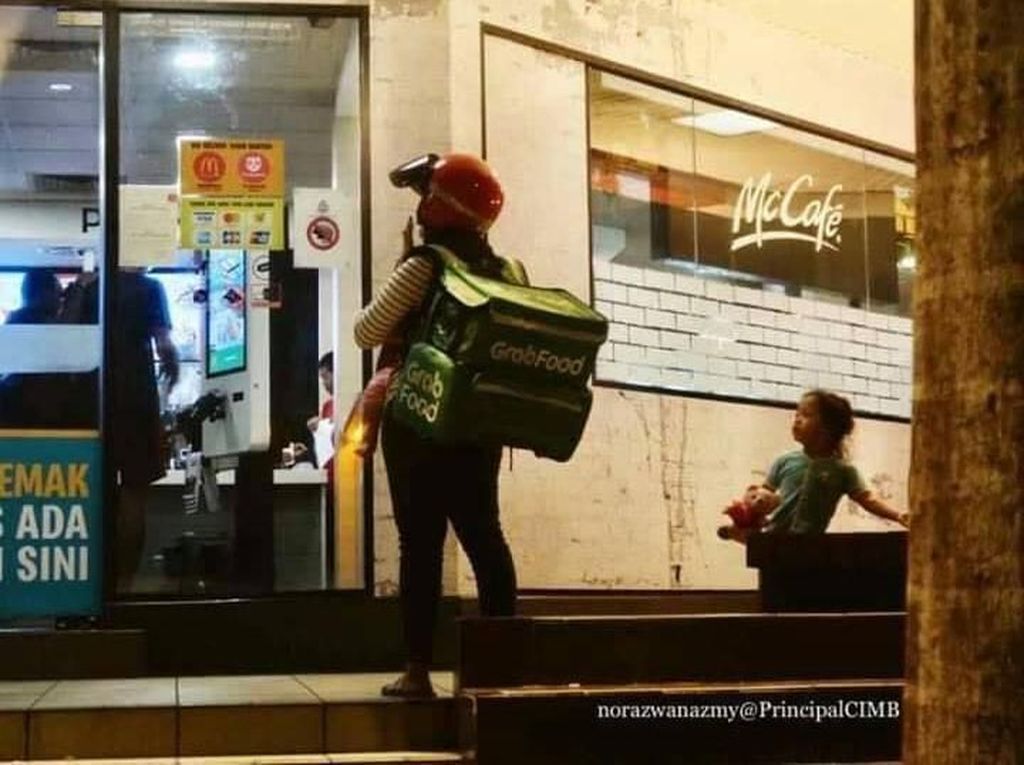 Cerita Sebenarnya di Balik Foto Wanita Bawa Anak yang Dikira Driver Ojol Cerita Sebenarnya di Balik Foto Wanita Bawa Anak yang Dikira Driver Ojol