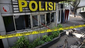 Pos Polisi Tomang jadi Korban Aksi Pembakaran Massa