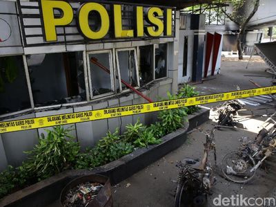 Pos Polisi Tomang jadi Korban Aksi Pembakaran Massa