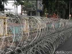 Antisipasi Demo Ricuh, Polisi Pasang Kawat Berduri di Kantor Gubernur Sumbar