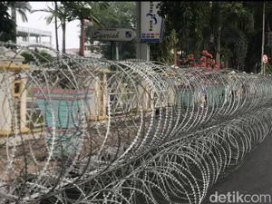 Antisipasi Demo Ricuh, Polisi Pasang Kawat Berduri di Kantor Gubernur Sumbar Antisipasi Demo Ricuh, Polisi Pasang Kawat Berduri di Kantor Gubernur Sumbar
